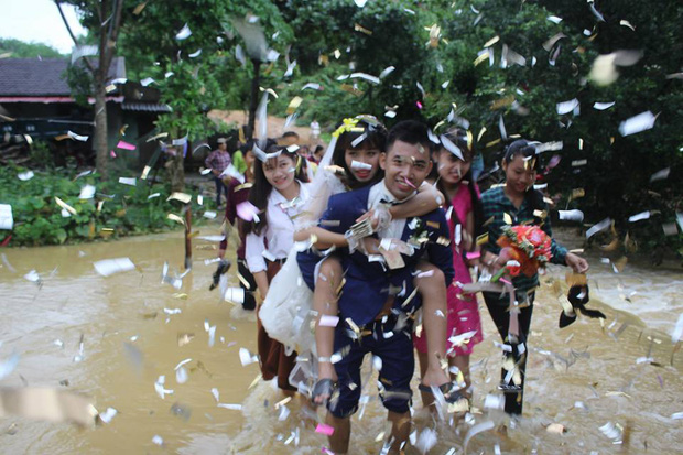 Đám cưới mùa mưa bão: Chú rể hạnh phúc cõng cô dâu qua đoạn đường ngập nước và bùn đất - Ảnh 5.