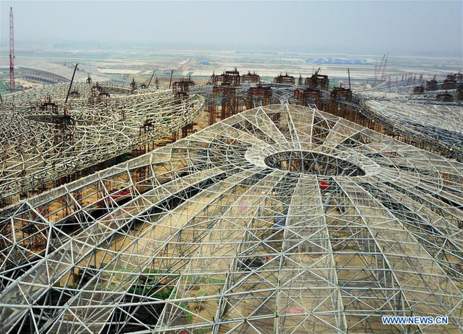 Toàn cảnh công trường xây dựng sân bay quốc tế lớn nhất thế giới, một trong những tác phẩm cuối cùng của nhà thiết kế đại tài Zaha Hadid - Ảnh 3.