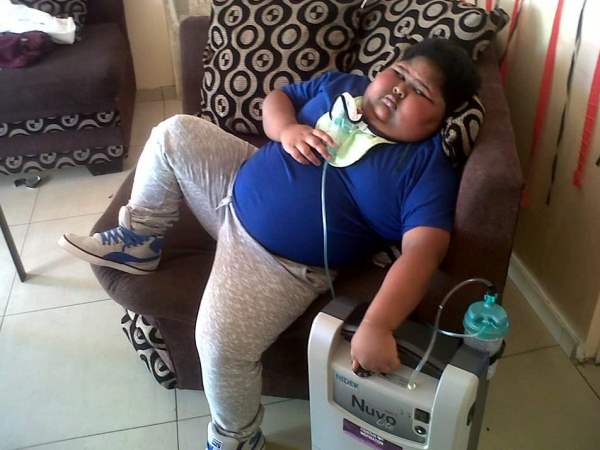 Mới 10 tuổi cậu bé này đã nặng gần 100kg, ăn cả giấy vệ sinh vì không thấy no - Ảnh 4.
