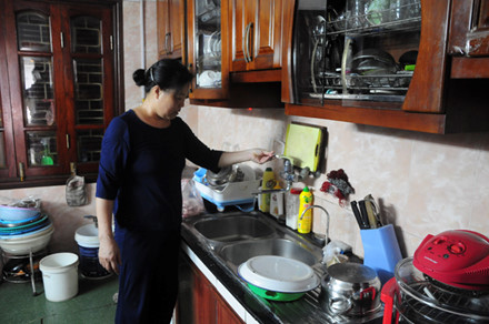 Hà Nội: Khốn khổ vì mất nước, dân dùng nước rửa rau để giặt quần áo - Ảnh 3.