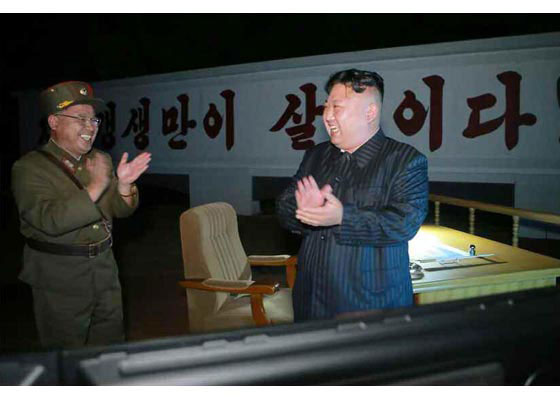 Khoảnh khắc tên lửa liên lục địa Triều Tiên rời bệ phóng - Ảnh 4.