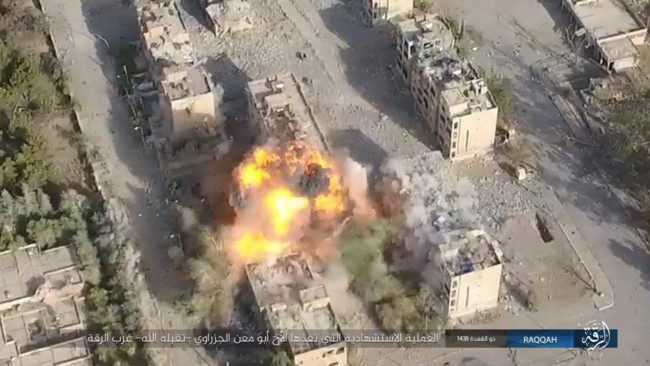 IS tung 7 xe bom tự sát đánh chặn người Kurd tại tử địa Raqqa - Ảnh 4.