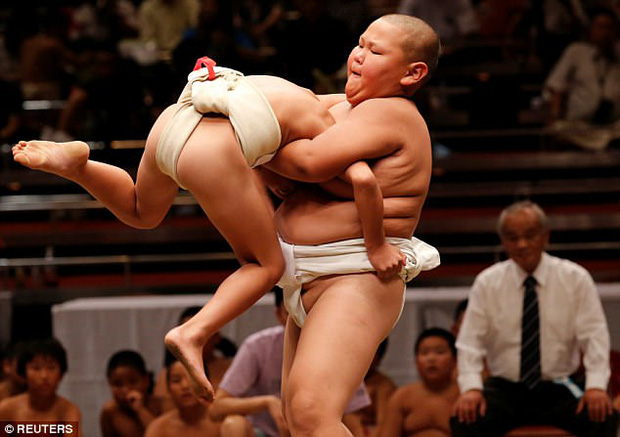 Xem trẻ em Nhật đấu võ sumo rèn tính can đảm - Ảnh 4.