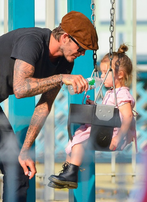 Suri Cruise và Harper Beckham: Hai cô bé nổi tiếng nhất thế giới có tuổi thơ trái ngược - Ảnh 4.