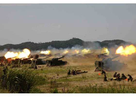 Chủ tịch Kim giám sát quân đội Triều Tiên tập trận chiếm đảo - Ảnh 4.