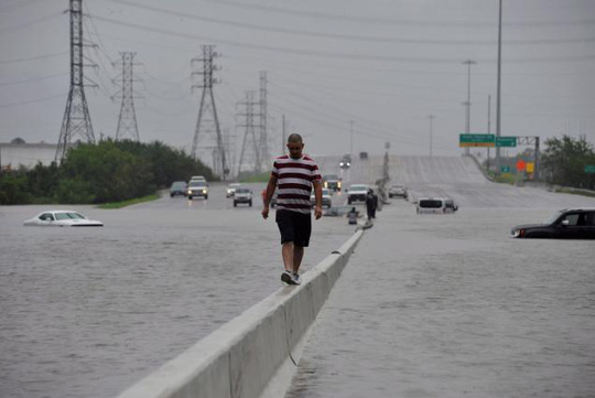 Mỹ: Bức ảnh gây sốc trong bão Harvey - Ảnh 3.