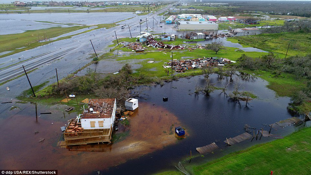 Trận lụt thảm khốc trong lịch sử: Người dân Texas điêu đứng nhìn biển nước mênh mông sau siêu bão Harvey - Ảnh 4.