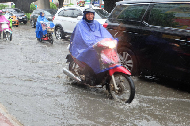 Người dân từ các tỉnh đổ về Thủ đô chật vật di chuyển trong mưa lớn sau kì nghỉ lễ kéo dài - Ảnh 4.