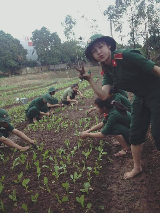 Cô bạn hàng hiếm của Học viện Kỹ thuật Quân sự kể chuyện tập bắn súng đạn thật, lăn lê tập luyện trên thao trường - Ảnh 4.