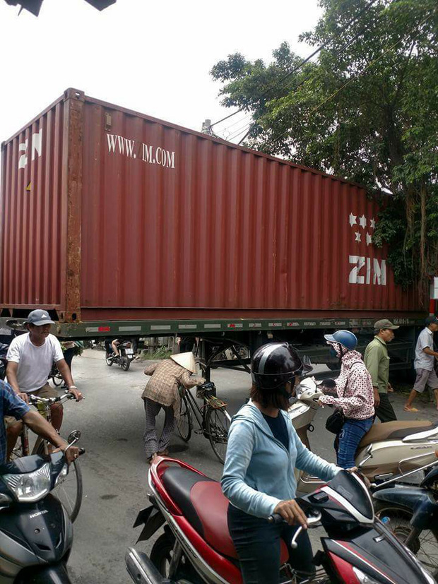 Bất chấp nguy hiểm, người dân thi nhau chui gầm container chắn ngang giữa đường để lưu thông - Ảnh 4.