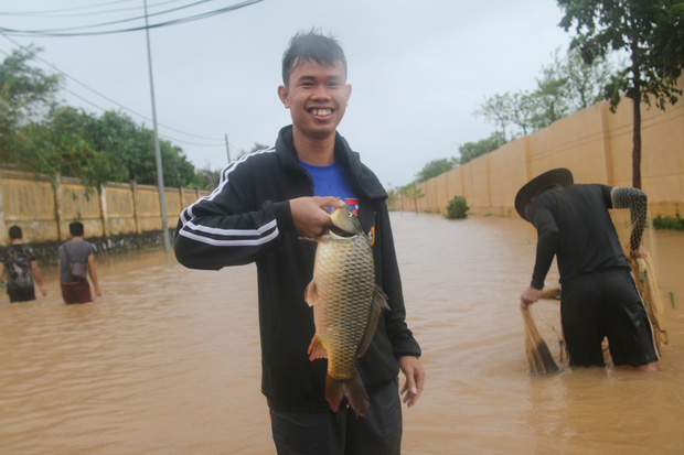 Sau bão số 10, người dân Quảng Bình quăng chài, thả lưới bắt cá giữa phố - Ảnh 3.