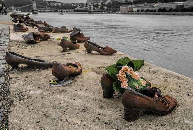Nhìn thấy hơn 60 đôi giày bên dòng sông Danube ở Hungary, nhiều người bật khóc khi biết câu chuyện ám ảnh phía sau - Ảnh 4.