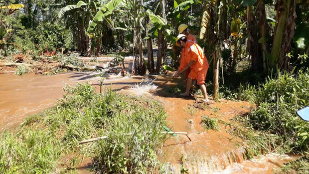 Vỡ kênh dẫn tràn hồ Gia Hoét, di dời hàng chục hộ dân - Ảnh 3.