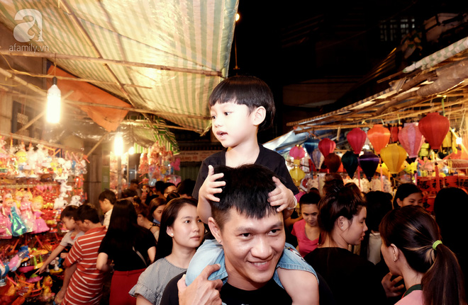  Muôn màu cuộc sống trên phố đèn lồng nổi tiếng nhất Sài Gòn - Ảnh 4.