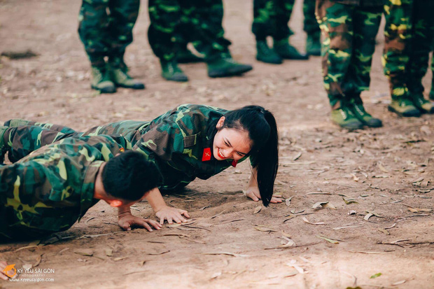 Cô giáo xinh đẹp dạy môn Quốc Phòng - An Ninh khiến HS ầm ầm muốn học lại - Ảnh 4.