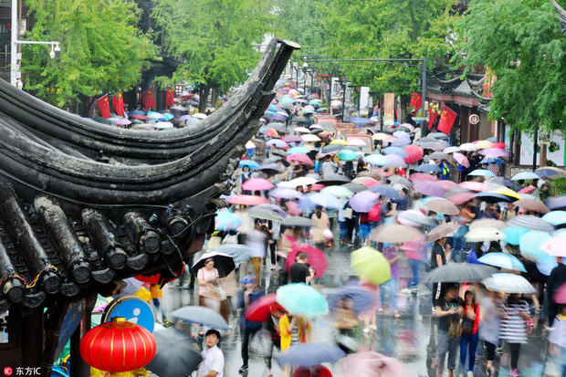 Nghỉ lễ theo phong cách biển người ở Trung Quốc: Ngày đầu kẹt xe, ngày giữa chen chúc, ngày cuối tắc đường - Ảnh 5.