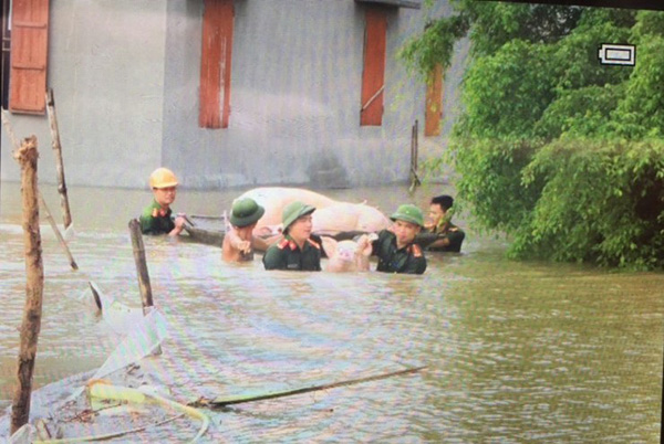 Lực lượng CAND bám địa bàn, giúp nhân dân trong mưa lũ - Ảnh 4.