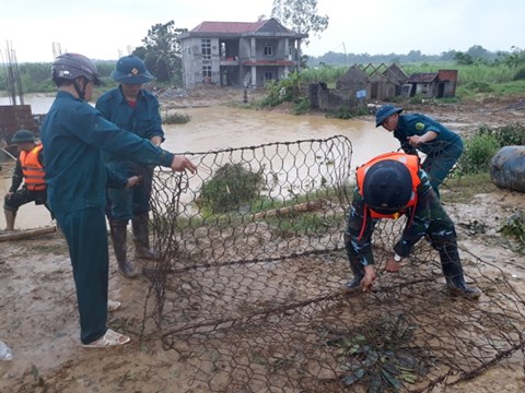 Thanh Hóa: Vỡ đê sông Cầu Chày, hàng trăm người đội mưa cứu đê - Ảnh 3.