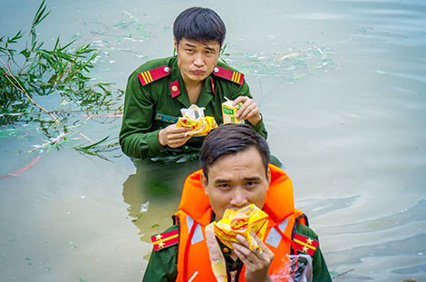 Ngâm mình trong nước lũ cứu đê sông Hoạt - Ảnh 4.