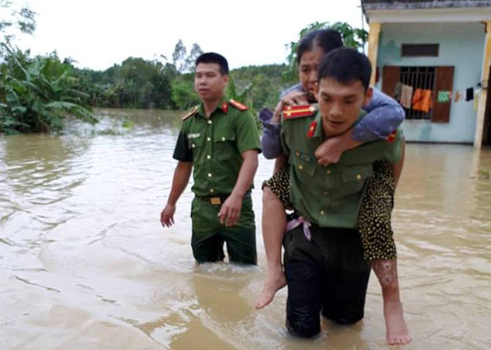 Công an, bộ đội dầm mình trong nước ăn vội, giúp dân chống lũ dữ - Ảnh 4.