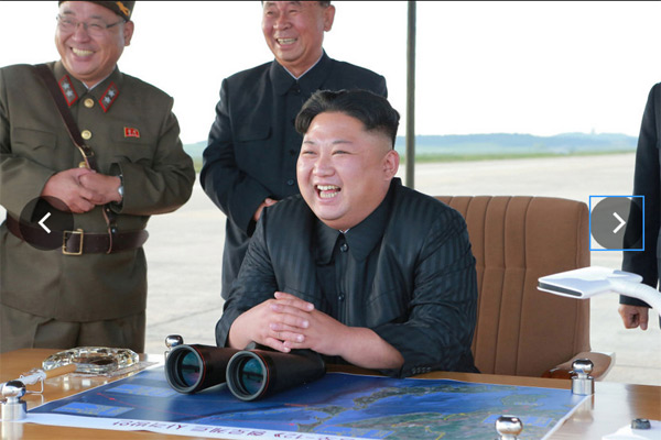 Hình ảnh ông Kim Jong Un sung sướng khi phóng tên lửa thành công - Ảnh 4.