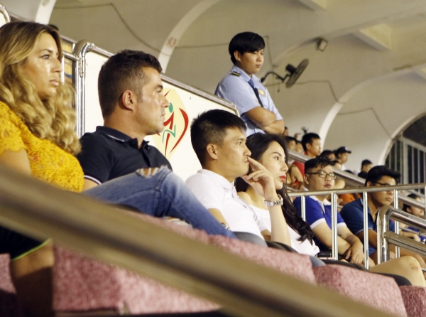 Thủy Tiên buồn tê tái trong ngày đội bóng của Công Vinh bại trận - Ảnh 4.