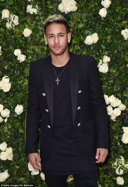 Đến Paris, Neymar lột xác thành quý ông đào hoa - Ảnh 5.