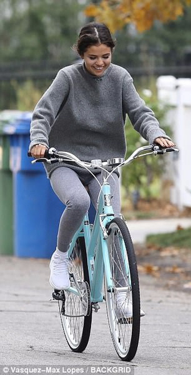 On a cycling date together, Justin - Selena are a beautiful and cute couple like they are filming a romantic movie - Photo 4.