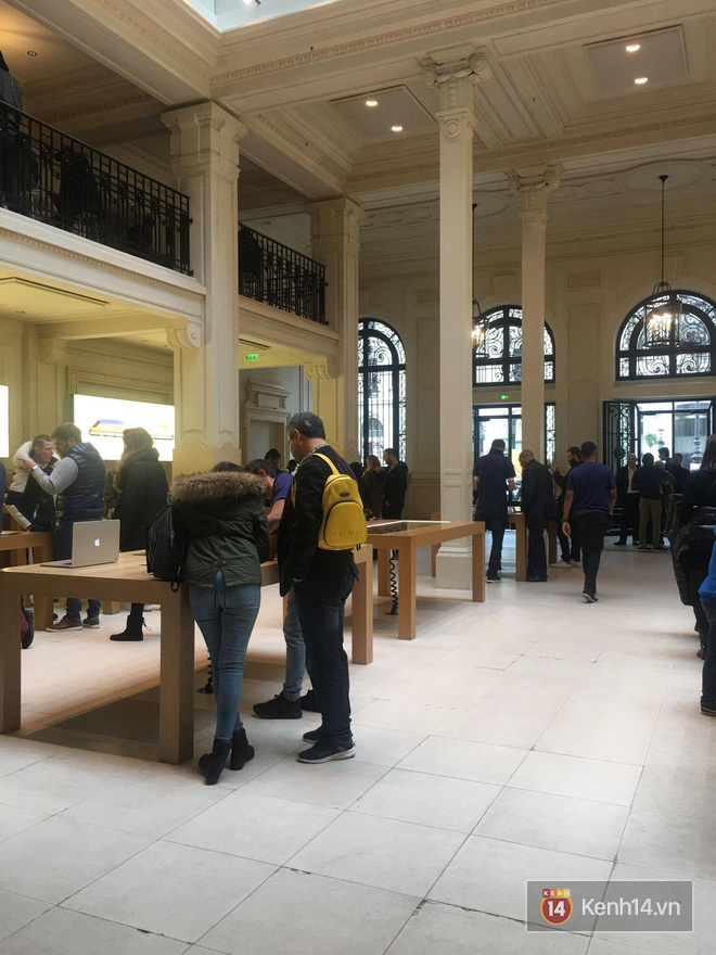Pháp: Dân tình xếp hàng đông nghịt đi xem triển lãm bảo tàng, thờ ơ với iPhone X vì một lý do đơn giản - Ảnh 4.
