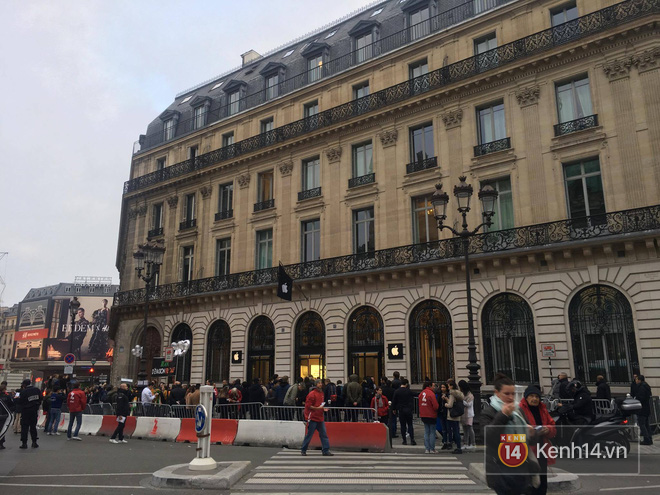 Apple store Paris chơi lớn: Nhân viên nhảy múa chào khách, tổ chức sinh nhật 10 năm iPhone bằng siêu bánh gato - Ảnh 4.