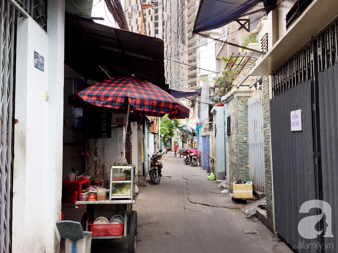 Quán bún riêu gần 50 năm trong hẻm vắng Sài Gòn, khách ăn tự múc lấy để thấy nhà là đây - Ảnh 4.