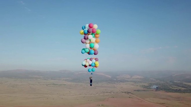 Treo mình trên 100 quả bóng Heli, người đàn ông này đã có chuyến du hành trên không tuyệt nhất cuộc đời - Ảnh 4.