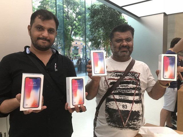 Dân buôn iPhone X, trong đó có cả Việt Nam, đứng bán máy ngay trước cửa Apple Store tại Singapore và hết hàng chỉ trong vài phút - Ảnh 4.