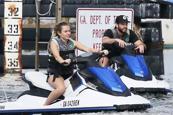 Miley Cyrus và Liam Hemsworth cùng đeo nhẫn đi hẹn hò giữa tin đồn đã bí mật tổ chức đám cưới - Ảnh 4.