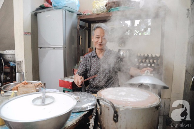 Hàng bánh cuốn già bằng cả đời người, 70 năm tuổi trên phố Thụy Khuê, từ thời bao cấp vẫn giữ giá 10 nghìn/đĩa đầy - Ảnh 4.