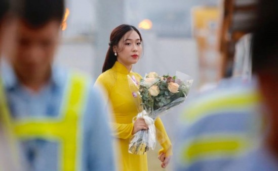 Cận cảnh nhan sắc thiếu nữ tặng hoa Tổng thống Trump ở Hà Nội - Ảnh 4.