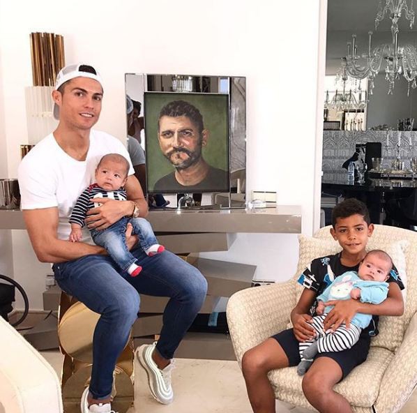 Những khoảnh khắc ngọt ngào của Ronaldo bên các con - Ảnh 4.