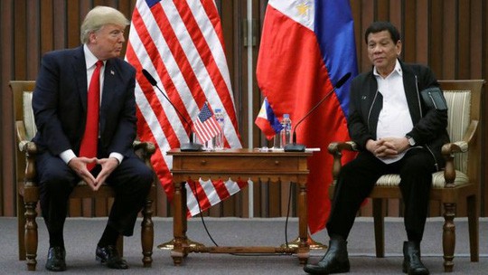 Tổng thống Mỹ Donald Trump lúng túng khi bắt tay chéo - Ảnh 3.