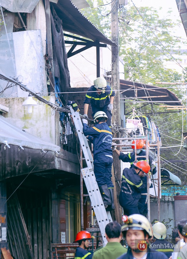 Cận cảnh hiện trường vụ cháy kinh hoàng ở Sài Gòn: Cảnh sát PCCC buồn đau vì không cứu được 3 mẹ con - Ảnh 5.