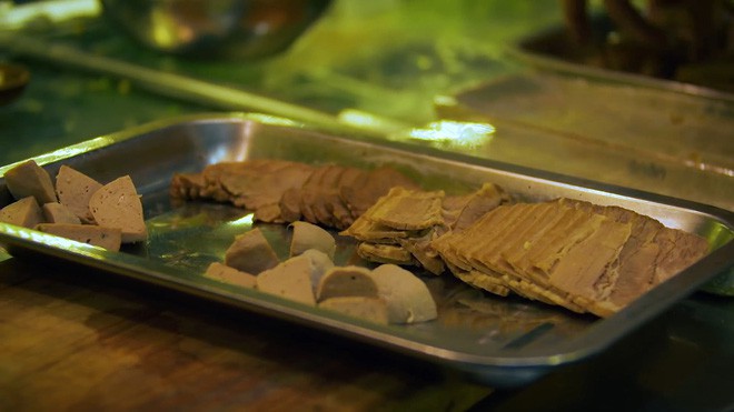  2 món phở đang khiến cộng đồng ẩm thực Sài Gòn sôi sục: Tô ngập thịt bò giá 2,3 triệu, tô sang chảnh với nguyên chú tôm hùm - Ảnh 4.
