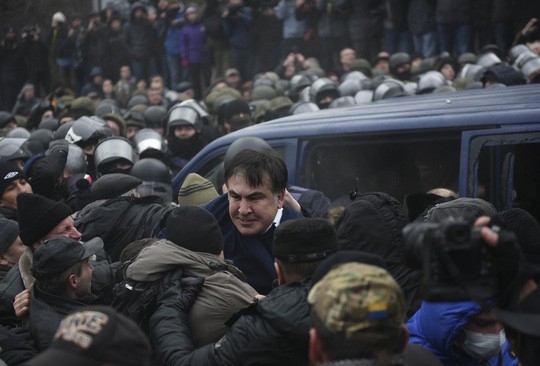 Ukraine: Người ủng hộ phá xe cảnh sát, giải thoát cựu tổng thống Georgia - Ảnh 5.