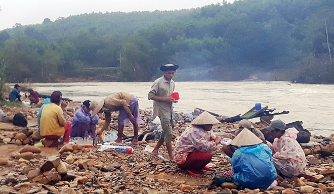 Người dân đổ ra sông mót vàng sa khoáng sau lũ - Ảnh 4.