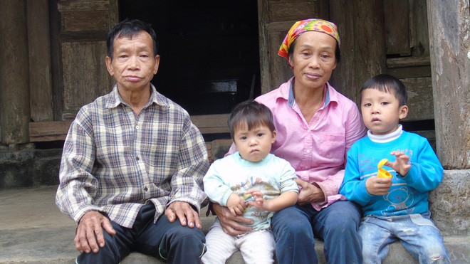 Cha mẹ bỏ rơi từ thuở lọt lòng, hai đứa trẻ ngày ngày đi nhặt phế liệu kiếm sống, gặp ai cũng cho bế và gọi mẹ - Ảnh 4.