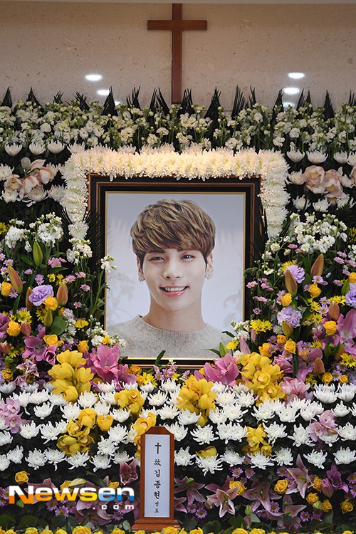 Clip: SNSD, BTS cùng loạt sao sụt sùi đến viếng cùng vòng hoa, hàng dài fan ôm mặt khóc tiễn biệt linh cữu Jonghyun tại lễ tang - Ảnh 4.