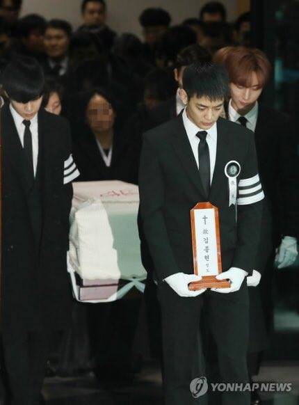 Các thành viên SHINee gục khóc trong giờ đưa linh cữu Jonghyun đến nơi an nghỉ cuối cùng - Ảnh 4.