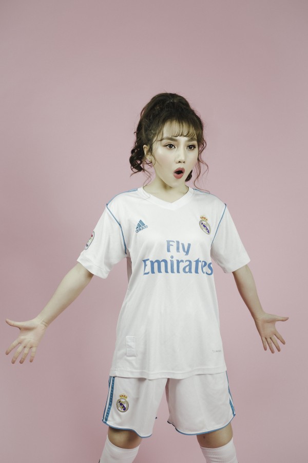 ‘Hot girl’ Real Madrid Thùy Dung ăn mừng như Ronaldo trong bộ ảnh độc ‘tiếp lửa’ El Clasico - Ảnh 4.