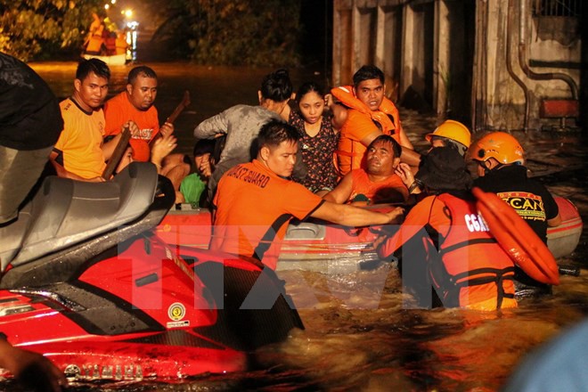 [Photo] Bão Tembin tàn phá, gây ngập lụt khắp nơi tại Philippines - Ảnh 4.