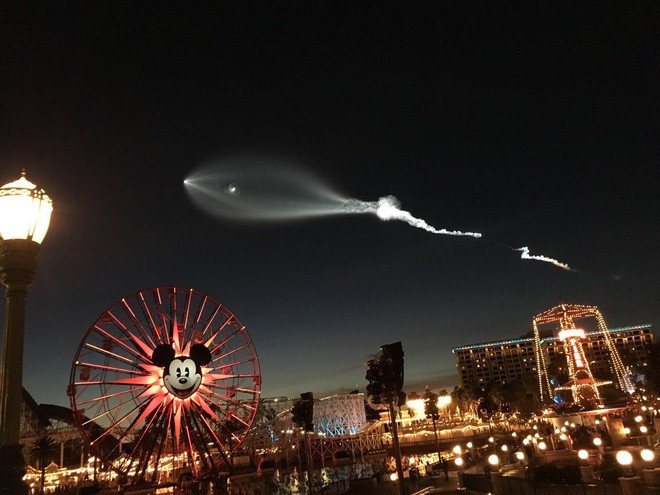 Tên lửa Falcon 9 của Elon Musk bay ngang qua bầu trời, dân tình hoảng loạn tưởng là UFO - Ảnh 4.