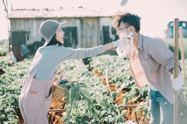 Chỉ cần yêu nhau thật nhiều thì ảnh cưới chụp ở... vườn rau cũng khiến người ta xuýt xoa - Ảnh 31.