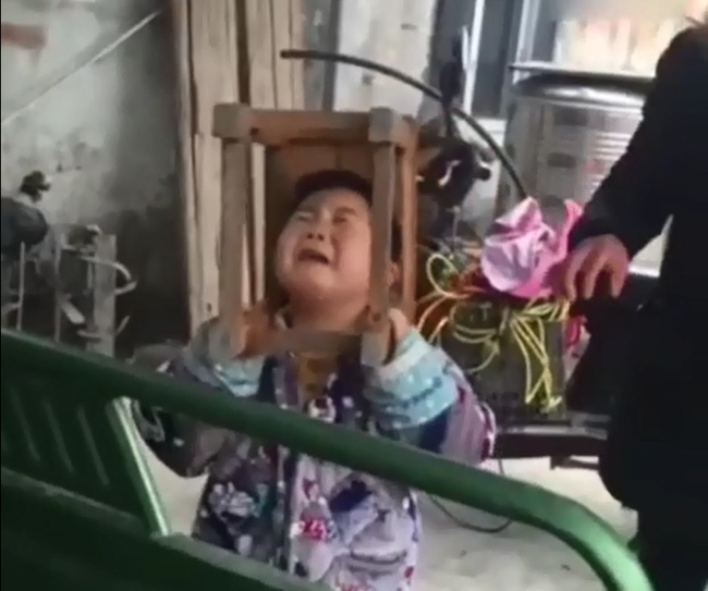 Trung Quốc: Bé trai nghịch ngợm kẹt đầu vào ghế gỗ, người lớn đứng bên cạnh cười sằng sặc - Ảnh 5.